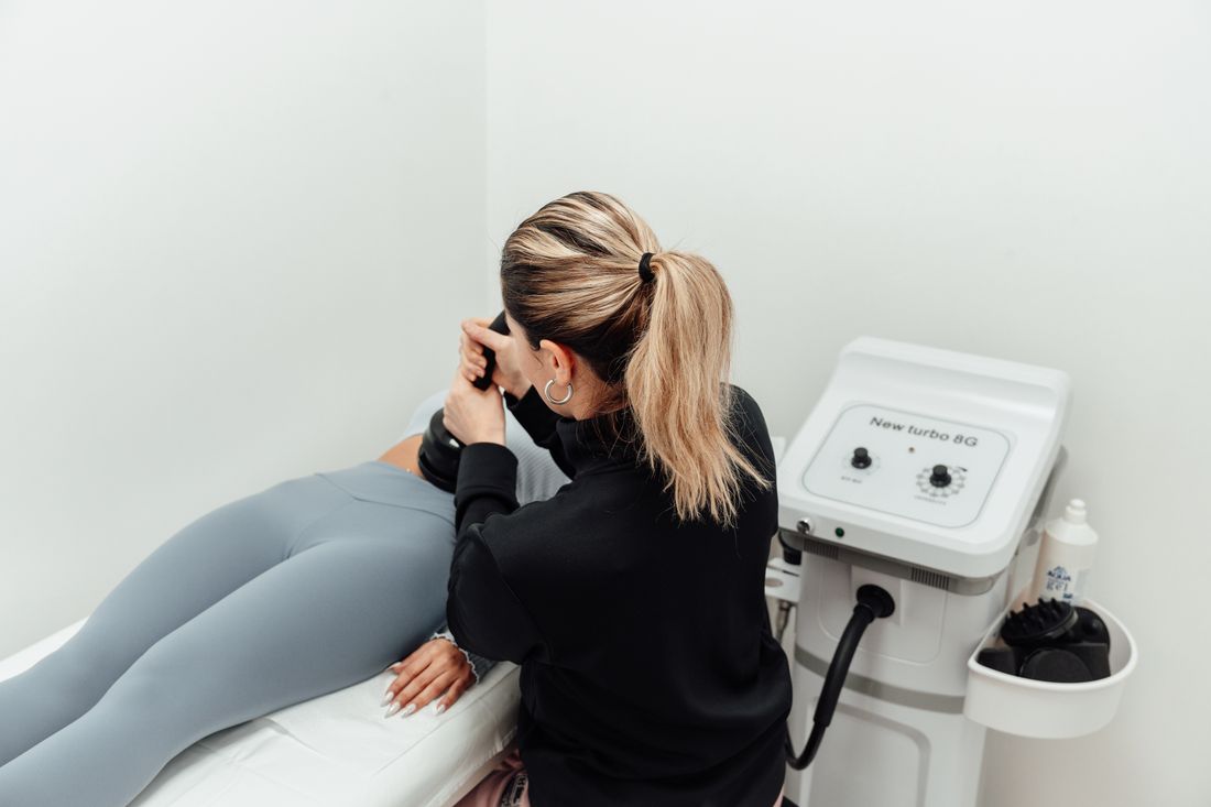 Terapia manual na face com uso de instrumento