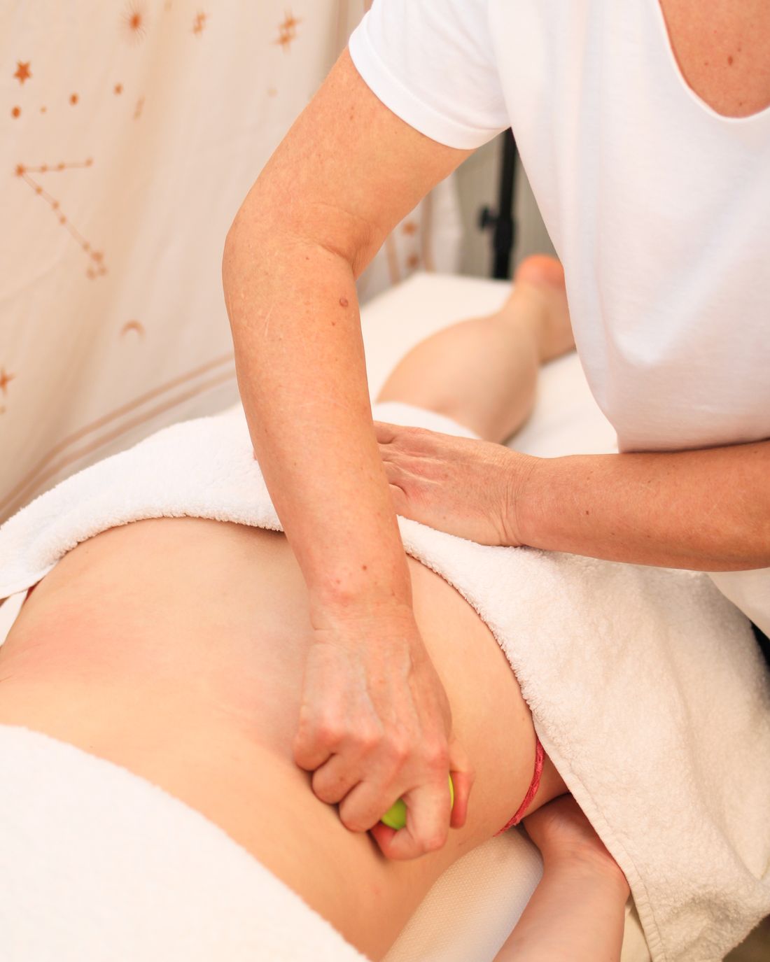 Sessao de terapia manual terapeutica na cabeca e face de uma pessoa deitada