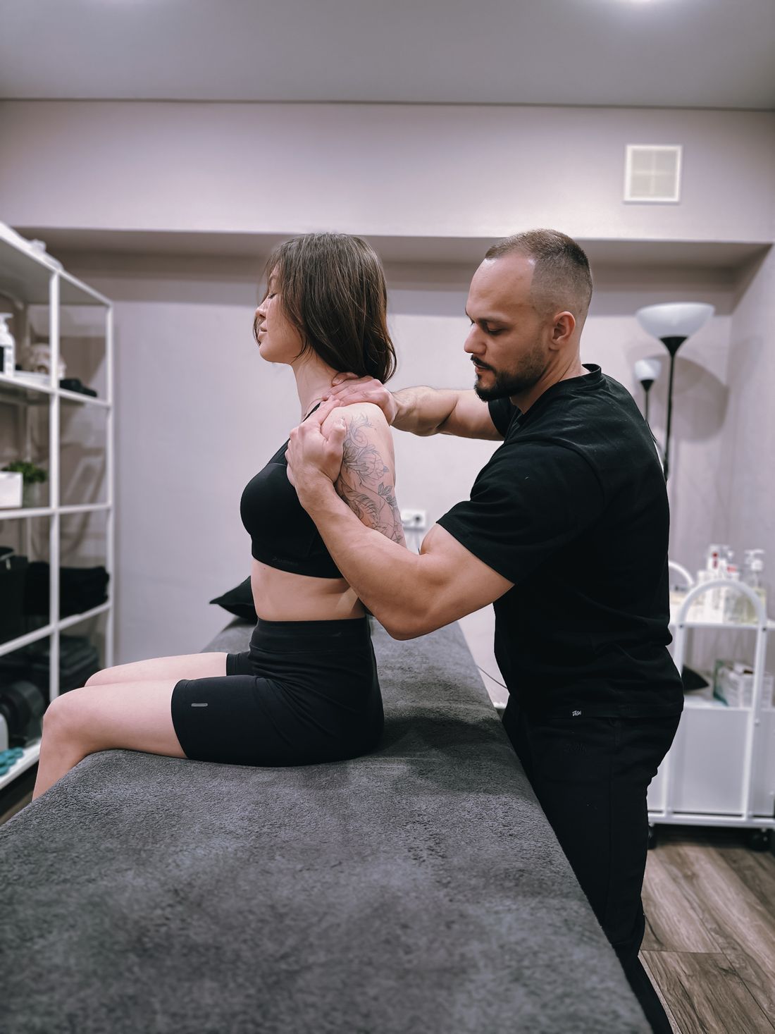 Fisioterapia do ombro: terapeuta realizando ajuste de ombro em clínica