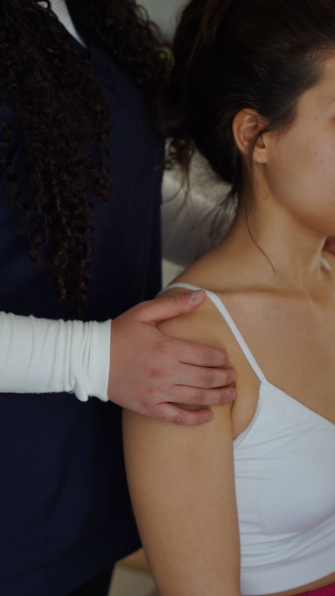 Fisioterapia do ombro: sessão profissional de fisioterapia no ombro de um paciente