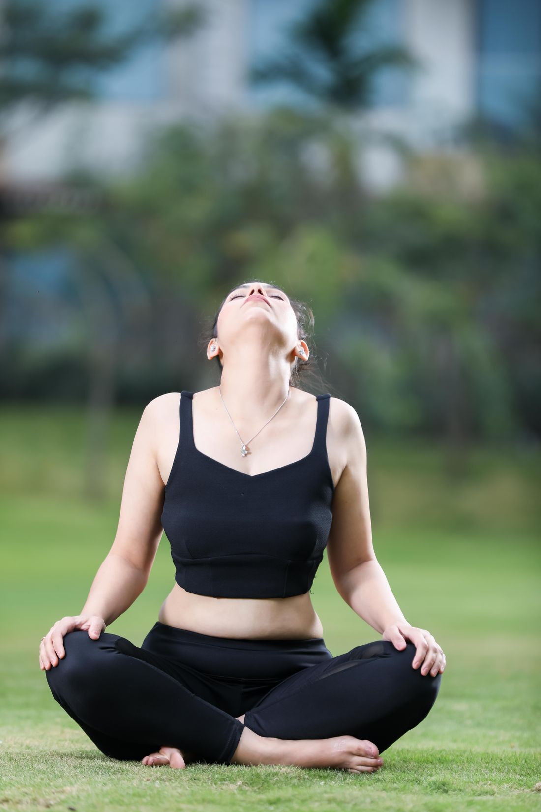Saude e bem-estar da mulher: mulher praticando yoga e meditacao ao ar livre