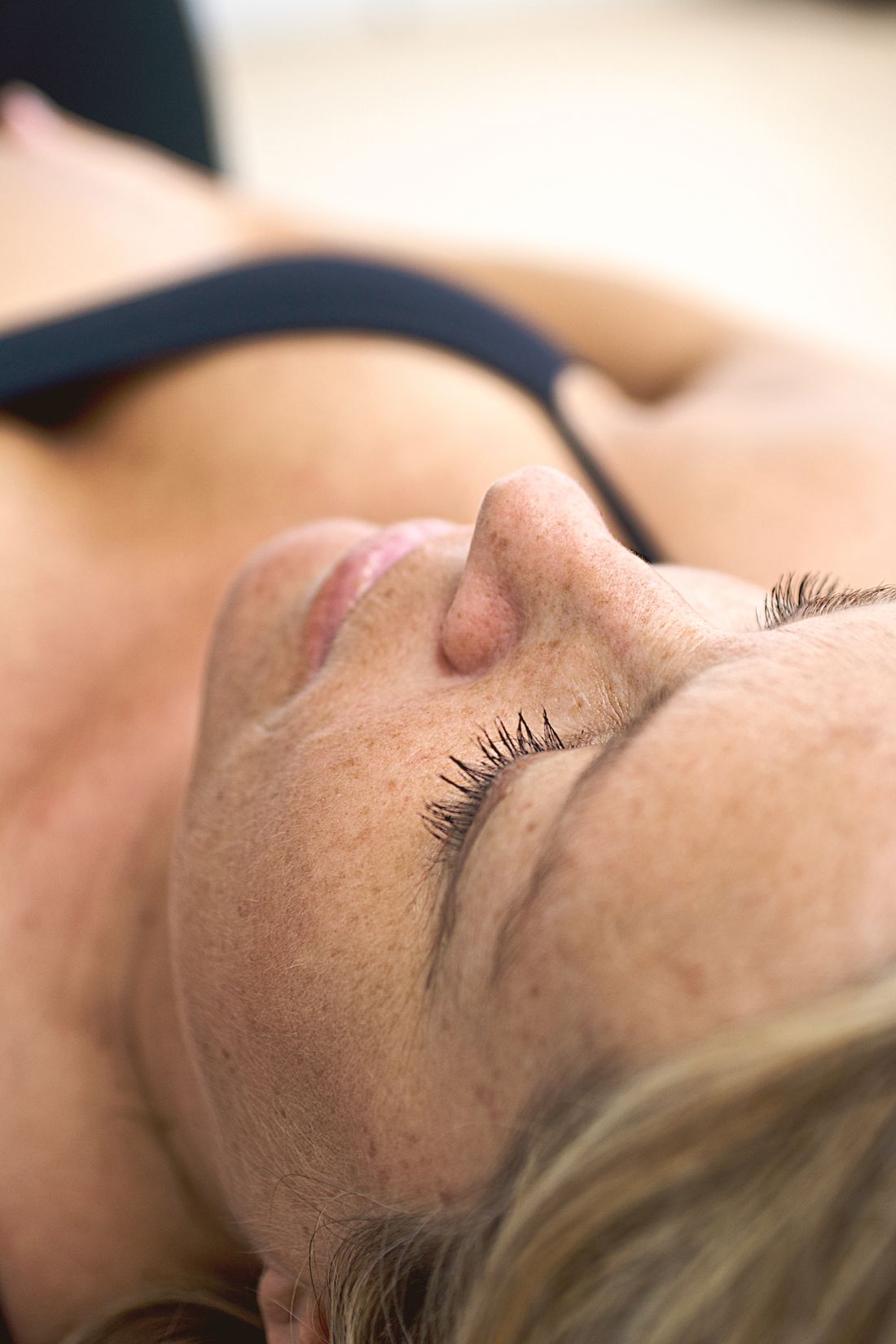 Saude e bem-estar da mulher: mulher calma relaxando com os olhos fechados