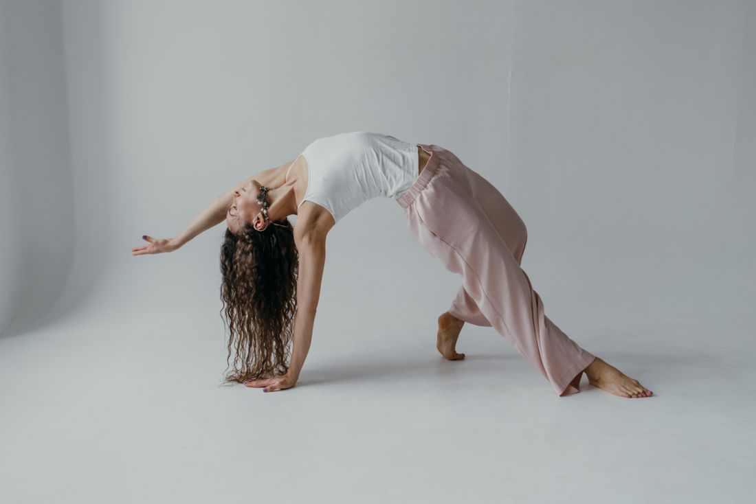 Alongamento em estudio: mulher praticando pilates em tapete
