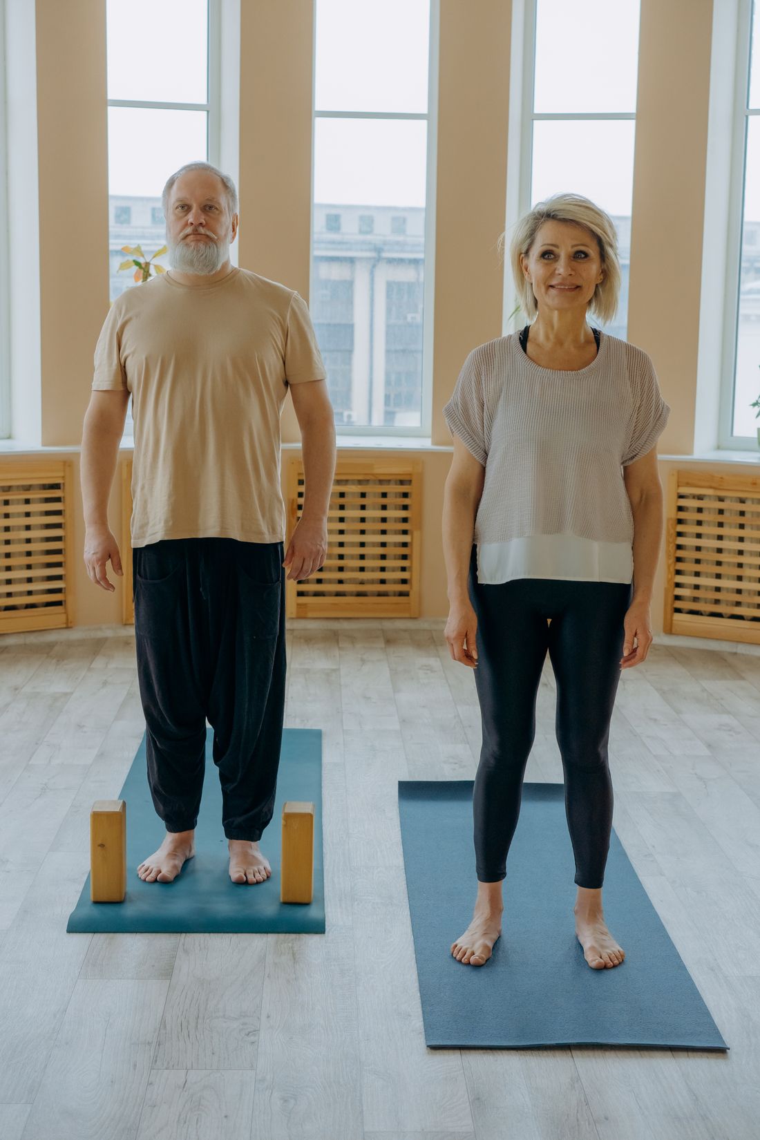 Mulher idosa em exercicio de pilates no estudio