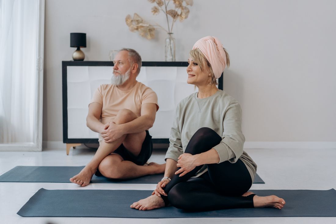 Pessoa idosa em exercicio de pilates em ambiente clinico